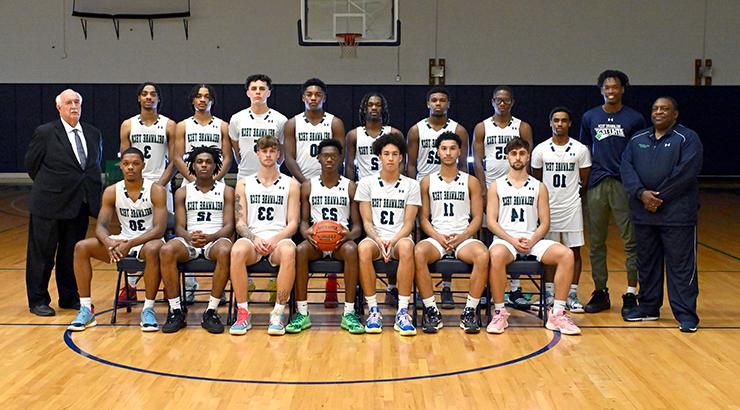 The 2023 Delaware Tech Men's Basketball Team gathered in a group on the court